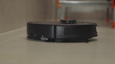 Robot elektrik süpürgesi oturma odasında..
