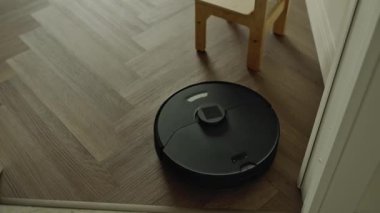 Modern bir dairede elektrikli süpürge..