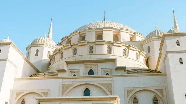 Fujairah 'daki yeni Şeyh Zayed Büyük Camii, Birleşik Arap Emirlikleri. Yüksek kalite fotoğraf