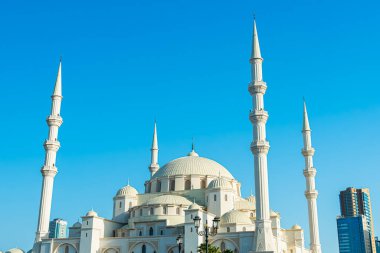Fujairah 'daki yeni Şeyh Zayed Büyük Camii, Birleşik Arap Emirlikleri. Yüksek kalite fotoğraf