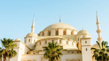 Fujairah 'daki yeni Şeyh Zayed Büyük Camii, Birleşik Arap Emirlikleri. Yüksek kalite fotoğraf