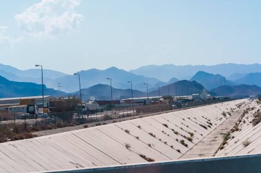  Şehir kanalının manzarası, boş beton su kanalı. Yüksek kalite fotoğraf