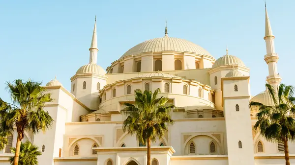 Fujairah 'daki yeni Şeyh Zayed Büyük Camii, Birleşik Arap Emirlikleri. Yüksek kalite fotoğraf