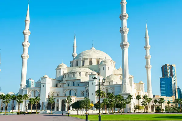 Fujairah 'daki yeni Şeyh Zayed Büyük Camii, Birleşik Arap Emirlikleri. Yüksek kalite fotoğraf
