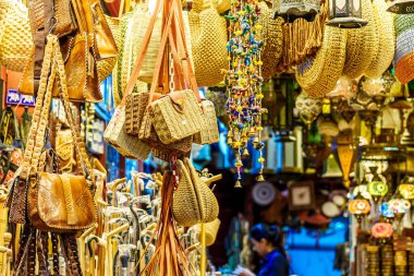 Muscat, Umman - 20.04.2025: Hareketli atmosferli Pazar Mutrah. Yüksek kalite fotoğraf