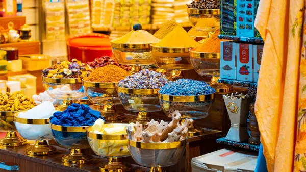 Muscat, Umman - 20.04.2025: Hareketli atmosferli Pazar Mutrah. Yüksek kalite fotoğraf