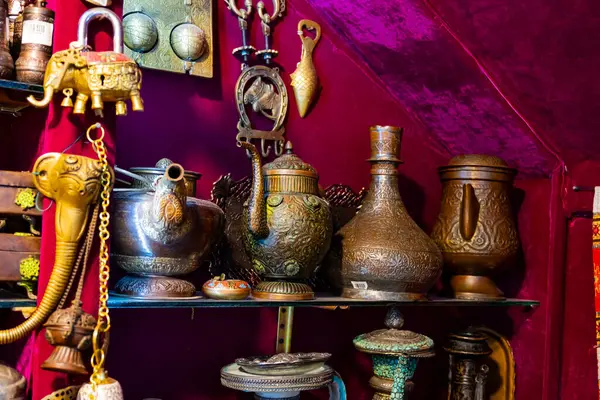 Muscat, Umman - 20.04.2025: Hareketli atmosferli Pazar Mutrah. Yüksek kalite fotoğraf