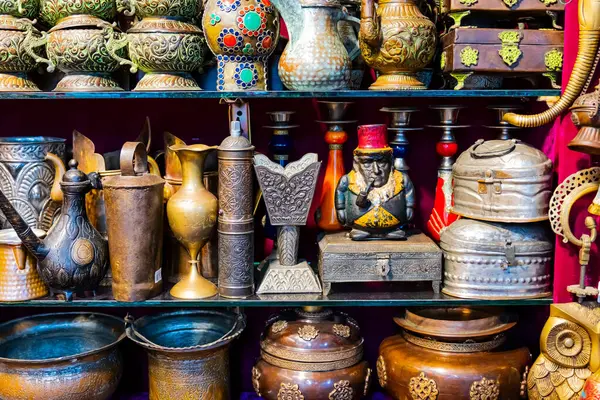 Muscat, Umman - 20.04.2025: Hareketli atmosferli Pazar Mutrah. Yüksek kalite fotoğraf