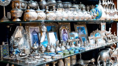 Muscat, Umman - 20.04.2025: Hareketli atmosferli Pazar Mutrah. Yüksek kalite fotoğraf