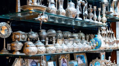 Muscat, Umman - 20.04.2025: Hareketli atmosferli Pazar Mutrah. Yüksek kalite fotoğraf