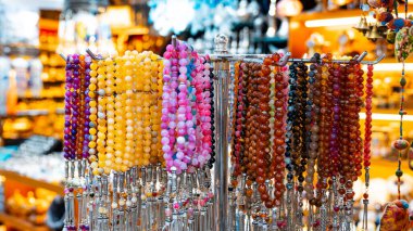 Muscat, Umman - 20.04.2025: Hareketli atmosferli Pazar Mutrah. Yüksek kalite fotoğraf