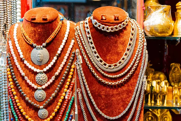 Muscat, Umman - 20.04.2025: Hareketli atmosferli Pazar Mutrah. Yüksek kalite fotoğraf