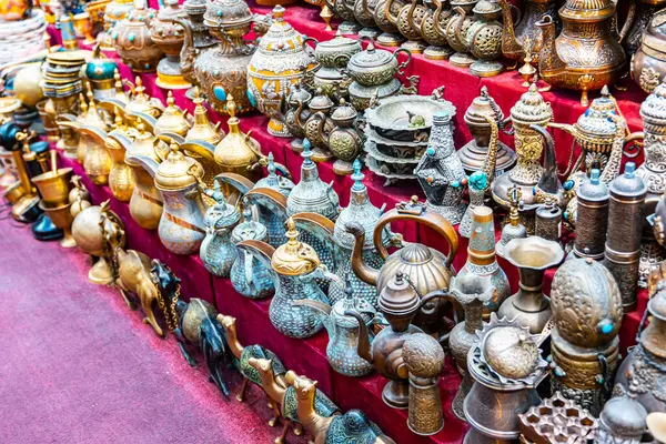 Muscat, Umman - 20.04.2025: Hareketli atmosferli Pazar Mutrah. Yüksek kalite fotoğraf