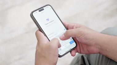 Dubai, UAE- 25.04.2025: Akıllı telefondan AI ChatGPT kullanan yetişkin erkek. Yapay zeka teknolojisi. Akıllı telefon kapanışı. Erkek eller telefonda yapay zeka kullanıyor. Yüksek kalite 4k görüntü
