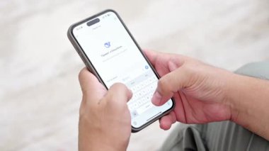 Dubai, UAE- 25.04.2025: Akıllı telefondan AI ChatGPT kullanan yetişkin erkek. Yapay zeka teknolojisi. Akıllı telefon kapanışı. Erkek eller telefonda yapay zeka kullanıyor. Yüksek kalite 4k görüntü