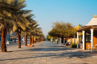 Ras al Khaimah şehir manzaralı, Palm-line kaldırım. Yüksek kalite fotoğraf