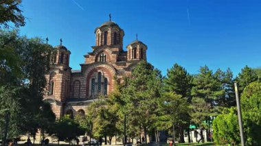 Ağaçlarla dolu yeşil bir park doğal güzelliğin huzurlu bir cennetidir. Yükselen ağaçlar, rüzgarda hışırdayan yapraklarıyla gölgeli bir gölgelik sağlar. Aşağıdaki yemyeşil otlar canlı bir çim oluşturur.