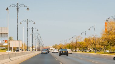 Umman Sultanlığı 'ndaki Muttrah şehrinin bir resmi. İçinde antik çağlardan kalma iki tarihi kale var. Yüksek kalite fotoğraf