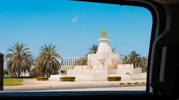 Umman Sultanlığı 'ndaki Muttrah şehrinin bir resmi. İçinde antik çağlardan kalma iki tarihi kale var. Yüksek kalite fotoğraf