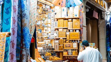 Mutrah souq, Muscat, Umman - 13.04.2025: Umman Sultanlığı 'nın en büyük geleneksel antika pazarı olan Muscat, Umman' daki Muttrah Souq 'ta antika mağazası. Yüksek kalite fotoğraf