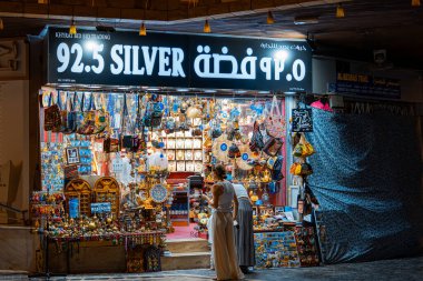 Mutrah souq, Muscat, Umman - 13.04.2025: Umman Sultanlığı 'nın en büyük geleneksel antika pazarı olan Muscat, Umman' daki Muttrah Souq 'ta antika mağazası. Yüksek kalite fotoğraf