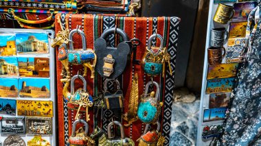 Mutrah souq, Muscat, Umman - 13.04.2025: Umman Sultanlığı 'nın en büyük geleneksel antika pazarı olan Muscat, Umman' daki Muttrah Souq 'ta antika mağazası. Yüksek kalite fotoğraf