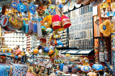 Mutrah souq, Muscat, Umman - 13.04.2025: Umman Sultanlığı 'nın en büyük geleneksel antika pazarı olan Muscat, Umman' daki Muttrah Souq 'ta antika mağazası. Yüksek kalite fotoğraf