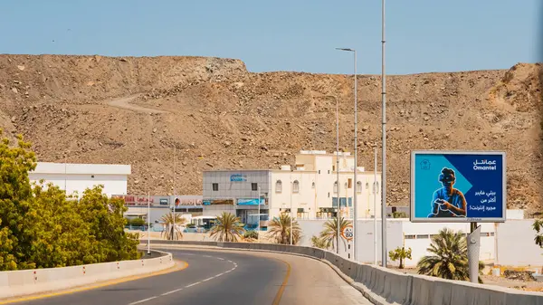 Umman Sultanlığı 'ndaki Muttrah şehrinin bir resmi. İçinde antik çağlardan kalma iki tarihi kale var. Yüksek kalite fotoğraf