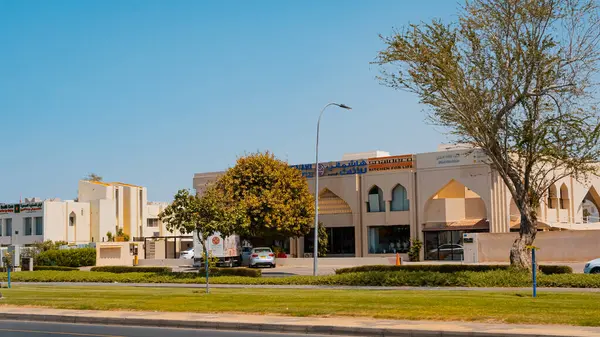 Umman Sultanlığı 'ndaki Muttrah şehrinin bir resmi. İçinde antik çağlardan kalma iki tarihi kale var. Yüksek kalite fotoğraf