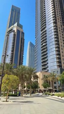 Rıhtıma bakan şehir manzarası, Dubai Creek Limanı. Yüksek kalite 4k görüntü