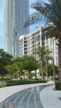 Rıhtıma bakan şehir manzarası, Dubai Creek Limanı. Yüksek kalite 4k görüntü