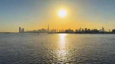 Gün batımında Dubai 'nin gökyüzü manzarası, Birleşik Arap Emirlikleri. Yüksek kalite 4k görüntü