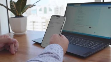  Yetişkin bir erkek akıllı telefonda AI ChatGPT kullanıyor. Yapay zeka teknolojisi. Akıllı telefon kapanışı. Erkek eller telefonda yapay zeka kullanıyor. Yüksek kalite 4k görüntü. 