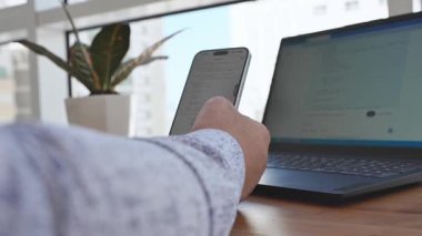  Yetişkin bir erkek akıllı telefonda AI ChatGPT kullanıyor. Yapay zeka teknolojisi. Akıllı telefon kapanışı. Erkek eller telefonda yapay zeka kullanıyor. Yüksek kalite 4k görüntü. 
