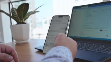  Yetişkin bir erkek akıllı telefonda AI ChatGPT kullanıyor. Yapay zeka teknolojisi. Akıllı telefon kapanışı. Erkek eller telefonda yapay zeka kullanıyor. Yüksek kalite 4k görüntü. 