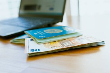 Kazakistan Cumhuriyeti 'nin iki pasaportu ve avro ve dolar banknotları. Yüksek kalite fotoğraf