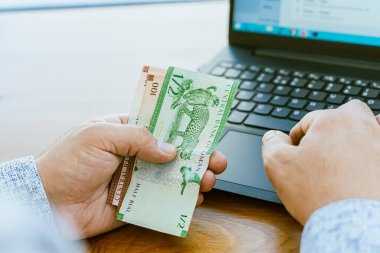 Para sayan bir adamın elini kapat. Umman parası. Yüksek kalite fotoğraf