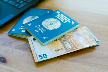 Kazakistan Cumhuriyeti 'nin iki pasaportu ve avro ve dolar banknotları. Yüksek kalite fotoğraf