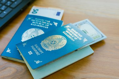 Kazakistan Cumhuriyeti 'nin iki pasaportu ve avro ve dolar banknotları. Yüksek kalite fotoğraf