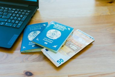 Kazakistan Cumhuriyeti 'nin iki pasaportu ve avro ve dolar banknotları. Yüksek kalite fotoğraf