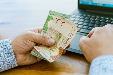 Para sayan bir adamın elini kapat. Umman parası. Yüksek kalite fotoğraf