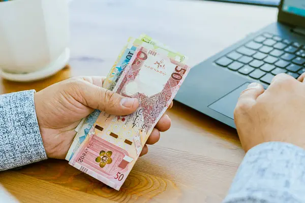 Bir adamın elini kapat ve parayı say Katar parası. Yüksek kalite fotoğraf