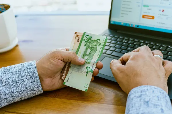 Para sayan bir adamın elini kapat. Umman parası. Yüksek kalite fotoğraf