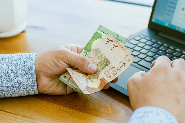 Para sayan bir adamın elini kapat. Umman parası. Yüksek kalite fotoğraf