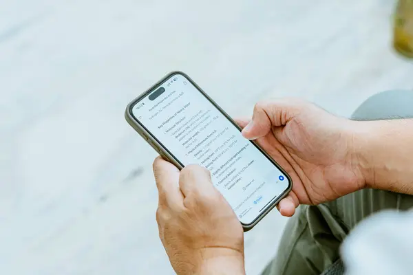 Yapay zeka kullanarak bir adamın elini yakın plan çek. Yüksek kalite fotoğraf