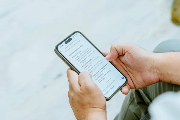 Yapay zeka kullanarak bir adamın elini yakın plan çek. Yüksek kalite fotoğraf