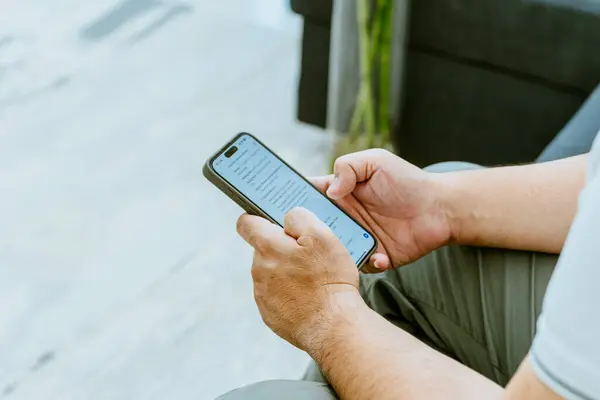 Yapay zeka kullanarak bir adamın elini yakın plan çek. Yüksek kalite fotoğraf
