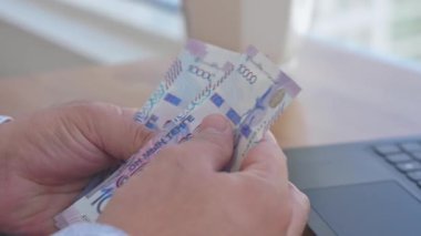 Kazakistan para birimi gerilimi, kzt para birimi, el sayımı yapan bir adama yaklaş. Yüksek kalite 4k görüntü