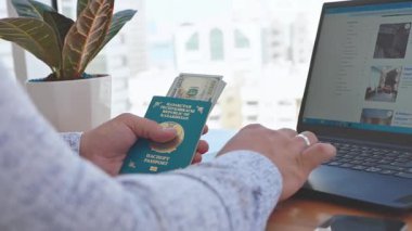 Uçak bileti ya da ruhsat almak için Uluslararası Seyahat Belgesi Pasaportu 'ndan kişisel veriler ekleniyor. Vize Başvuru Formu Çevrimiçi Göçmenlik Konsepti. Yüksek kalite 4k görüntü