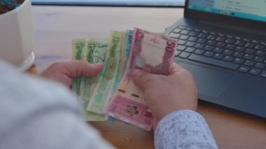 Katarlı bir adamın el sayımına yakın çekim. Yüksek kalite 4k görüntü